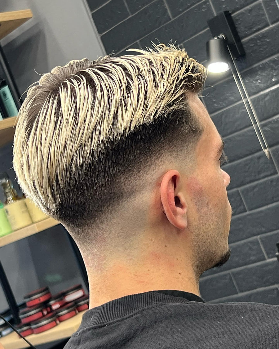 Ξανθό quiff με skin fade
