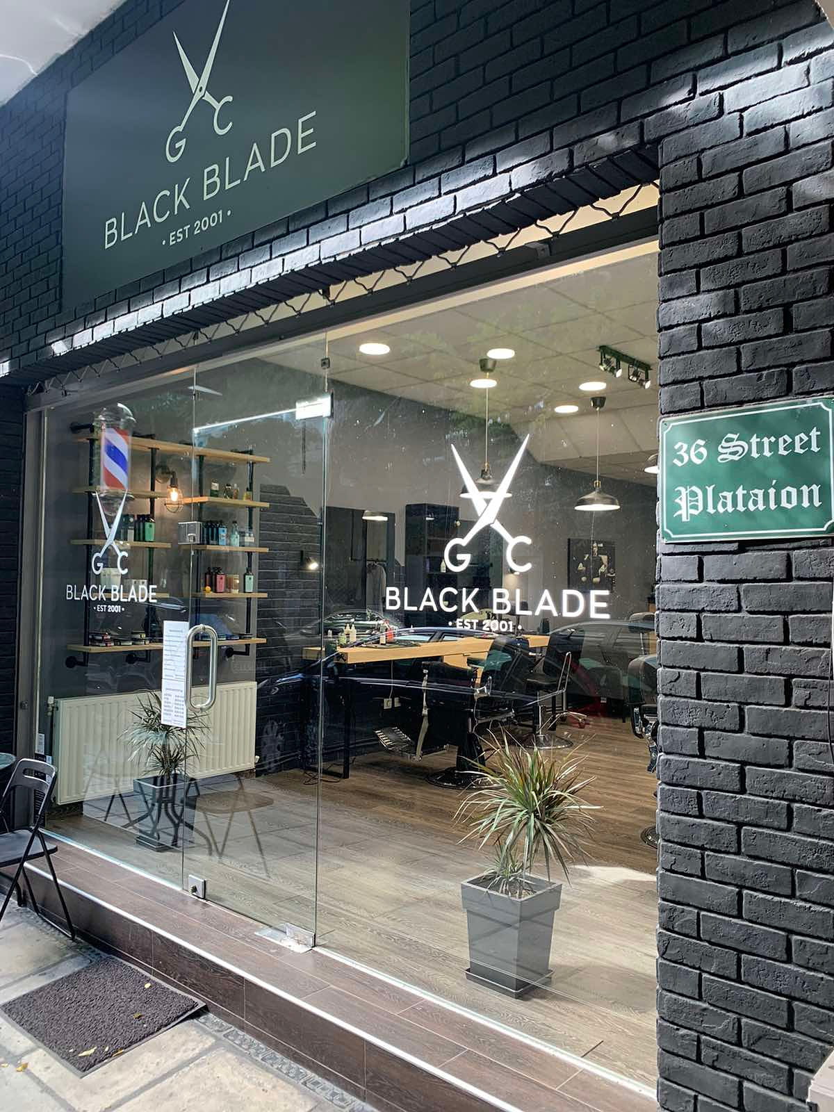 Η πρόσοψη του BLACK BLADE στην Πλαταιών 36, με το σήμα στη τζαμαρία
